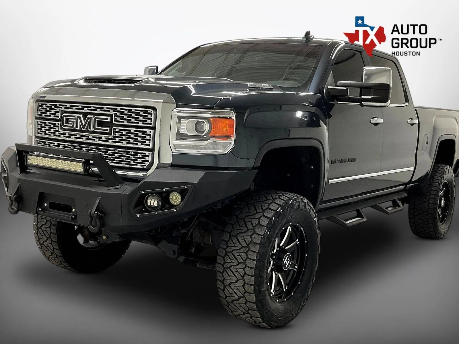Used 2018 GMC Sierra 2500 Denali w/ Duramax Plus Package AWD/4WD image 4