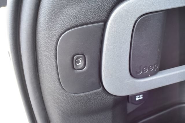 Used 2017 Jeep Cherokee Trailhawk w/ Comfort & Convenience Group AWD/4WD image 42