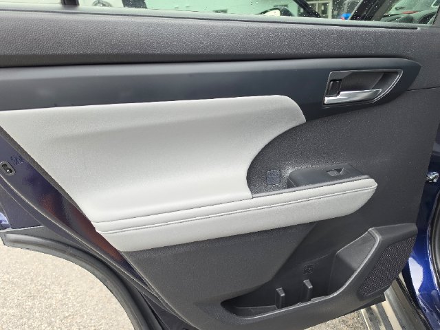 Used 2022 Toyota Highlander XLE AWD/4WD image 23