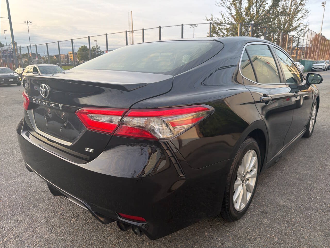 Used 2018 Toyota Camry SE FWD image 3