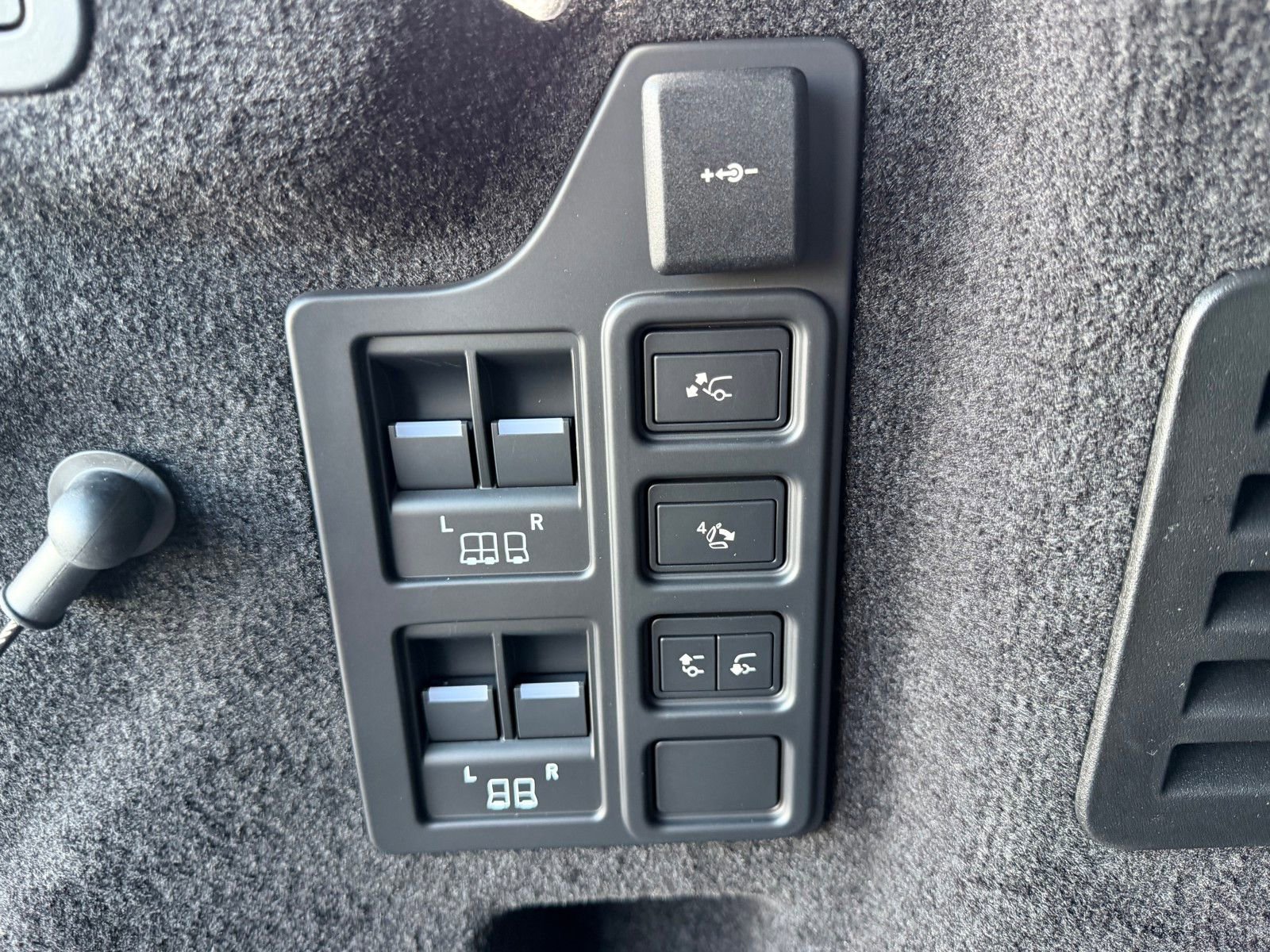 New 2026 Land Rover Discovery Limited Edition image 34