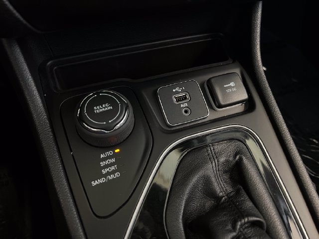 Used 2021 Jeep Cherokee Limited w/ Elite Package AWD/4WD image 22