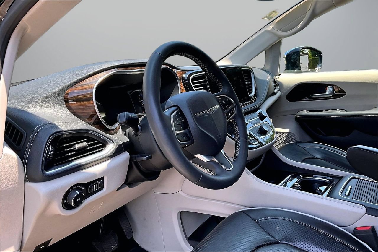 Used 2023 Chrysler Pacifica Limited FWD image 20