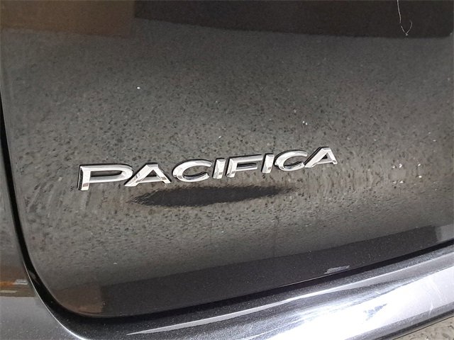 Used 2023 Chrysler Pacifica Touring-L image 9