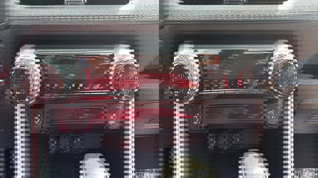 Used 2021 Toyota RAV4 XLE w/ Carpet Mat Package (TMS) AWD/4WD image 27