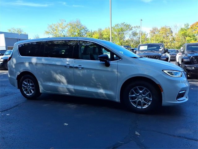 New 2026 Chrysler Pacifica Select image 2