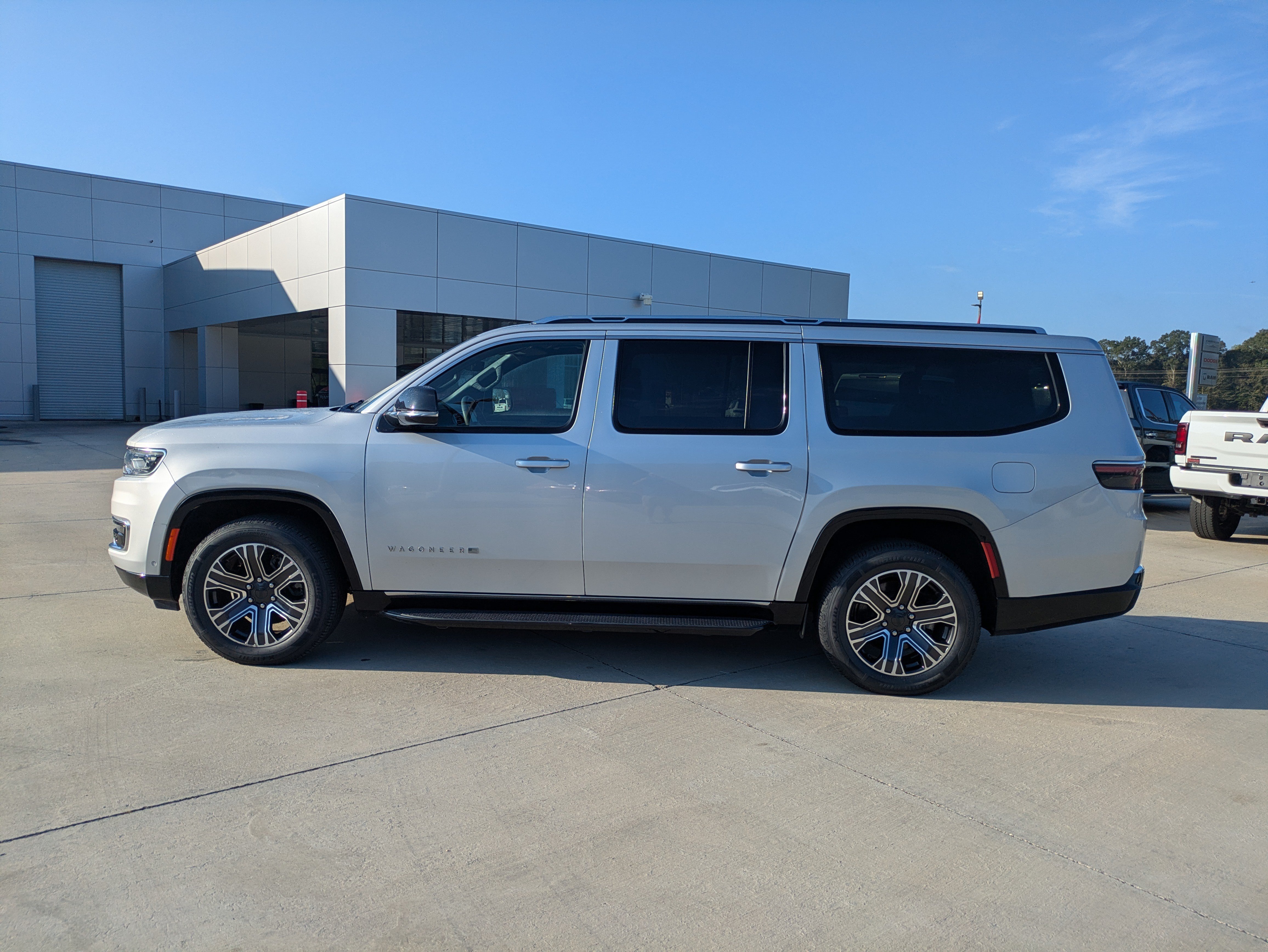Used 2024 Jeep Wagoneer L Series II w/ Flexible Seating Group RWD image 2