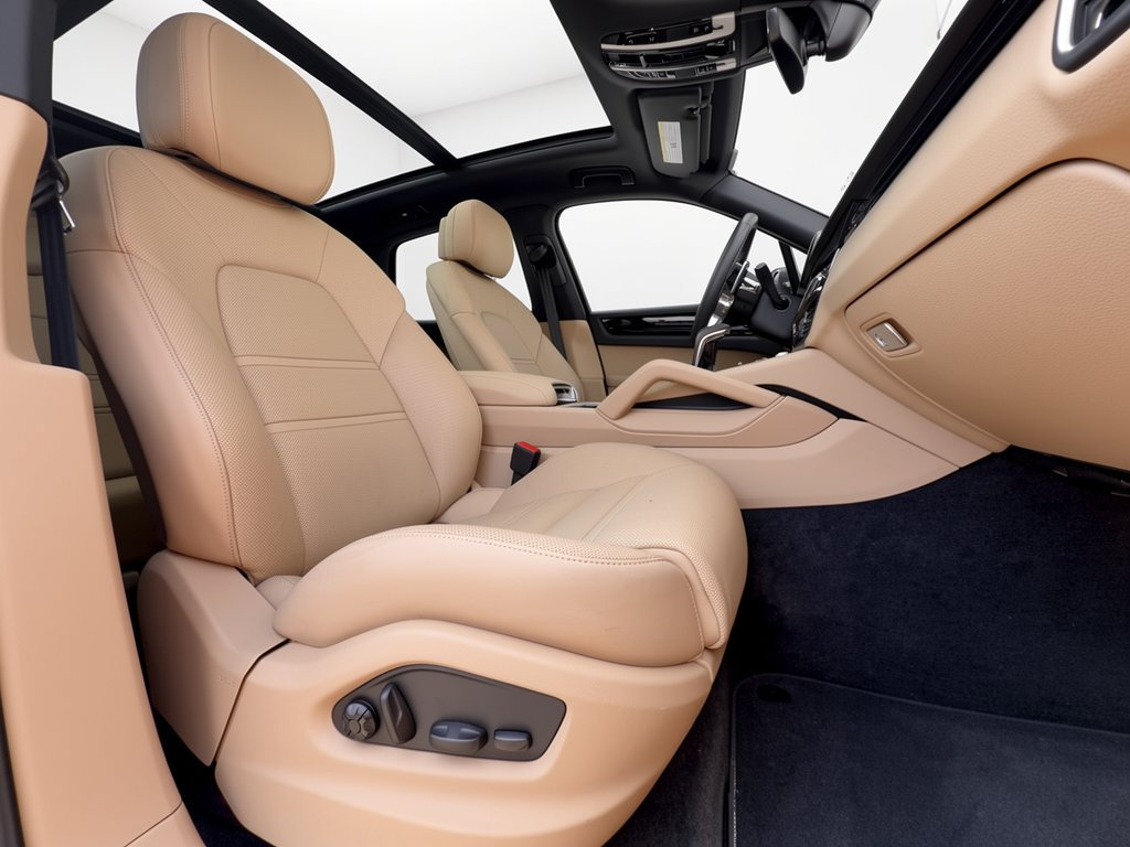 Used 2023 Porsche Cayenne AWD/4WD image 30