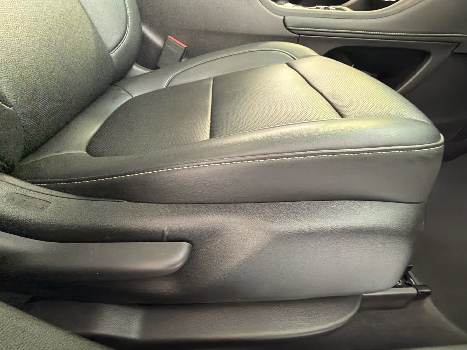 Used 2023 GMC Acadia SLT FWD image 31