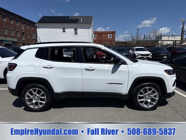 Used 2023 Jeep Compass Latitude w/ Sun and Sound Group AWD/4WD image 3