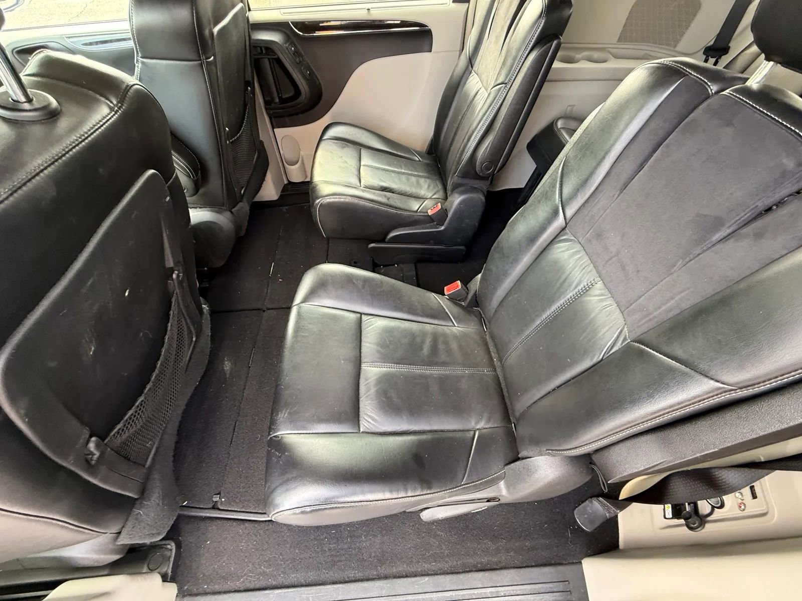 Used 2014 Chrysler Town & Country Limited image 13