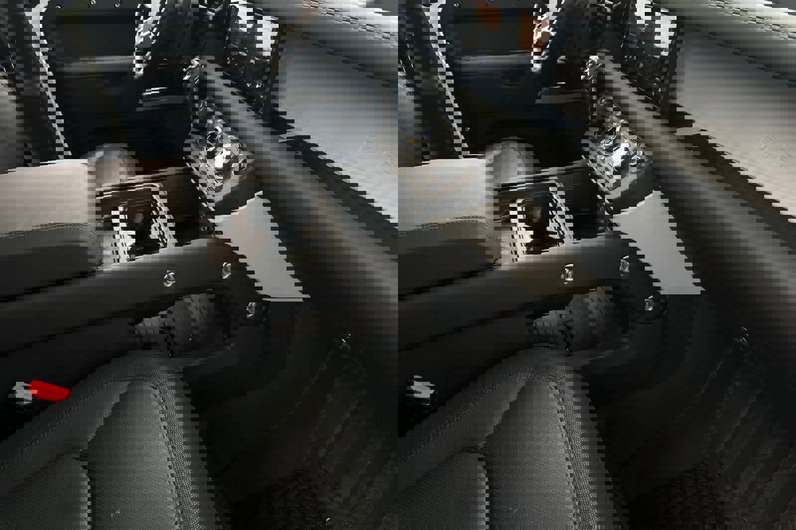 Used 2024 Land Rover Defender 110 X-Dynamic SE image 17