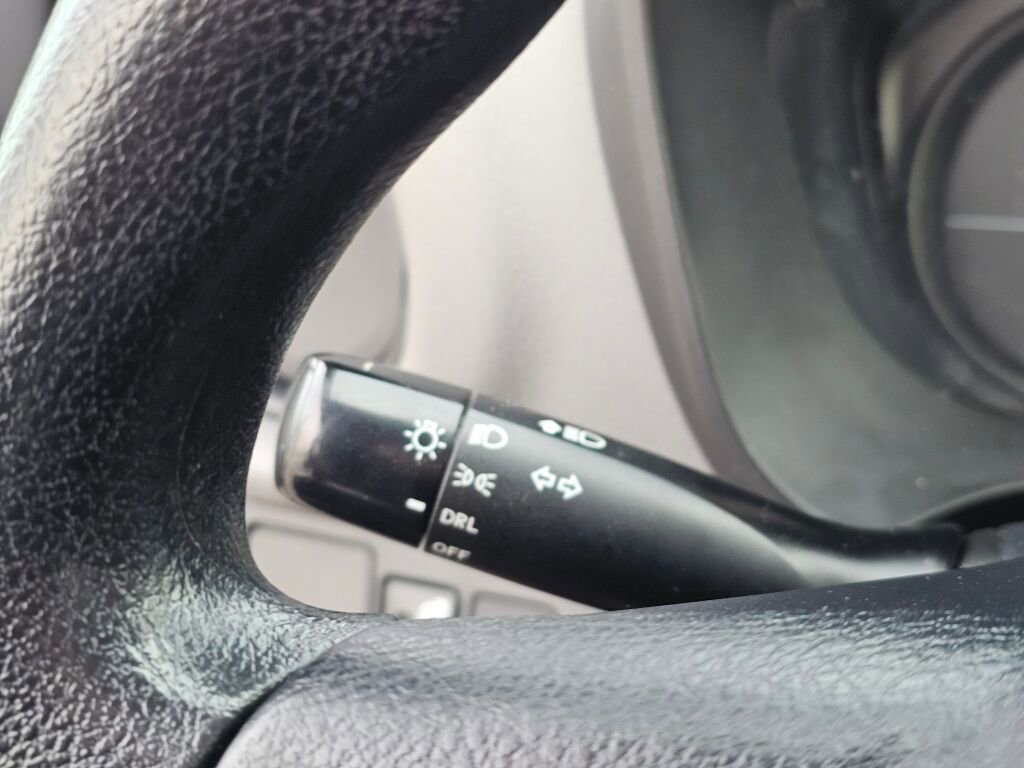 Used 2015 Toyota Yaris L image 35