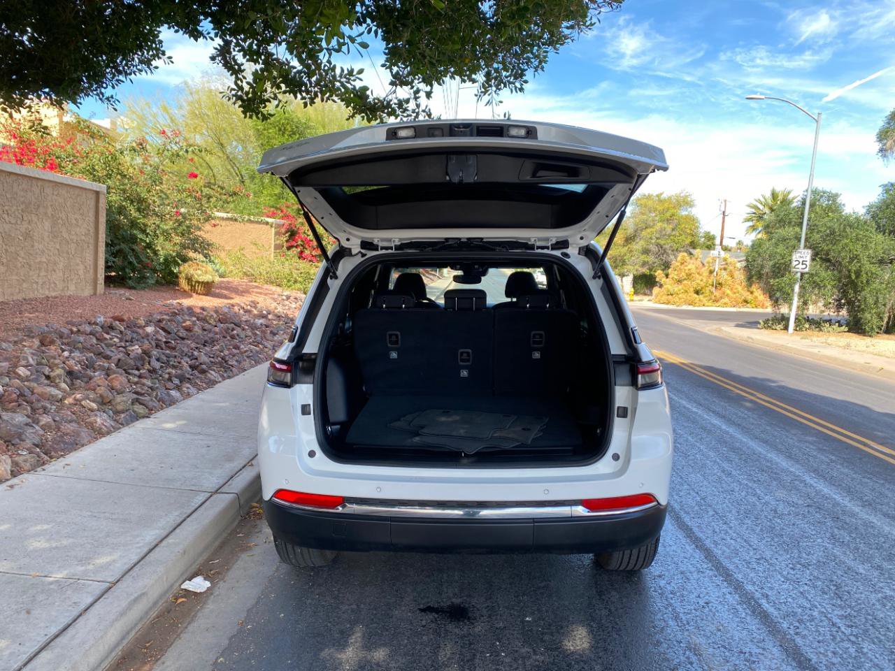 Used 2024 Jeep Grand Cherokee Laredo X w/ Trailer Tow Package AWD/4WD image 8