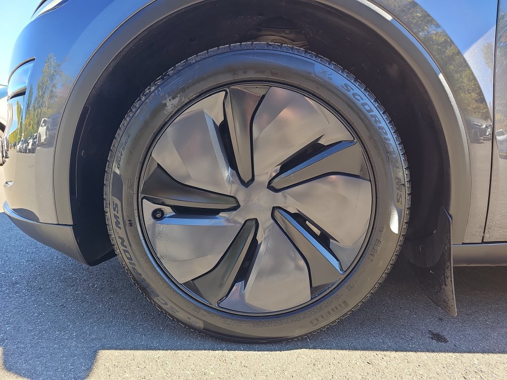 Used 2026 Tesla Model Y Long Range AWD/4WD image 23
