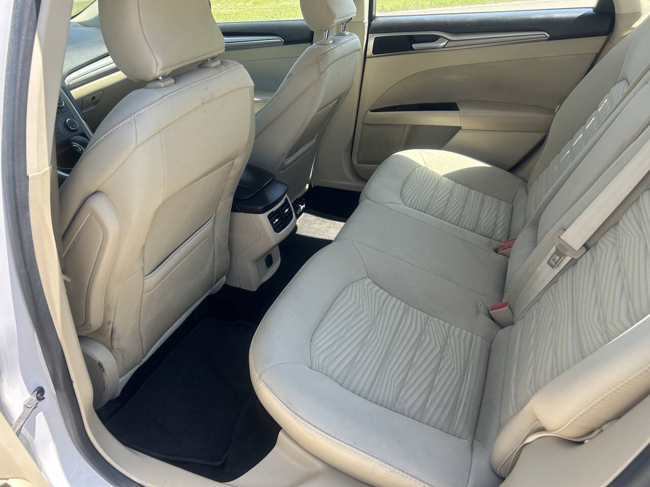 Used 2016 Ford Fusion SE FWD image 3