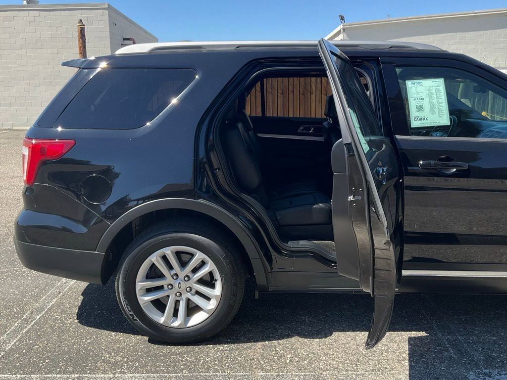 Used 2017 Ford Explorer XLT w/ Equipment Group 202A image 20