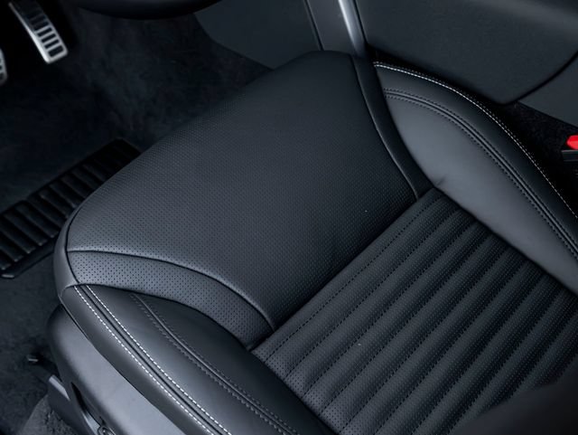 New 2026 Land Rover Discovery Limited Edition AWD/4WD image 14