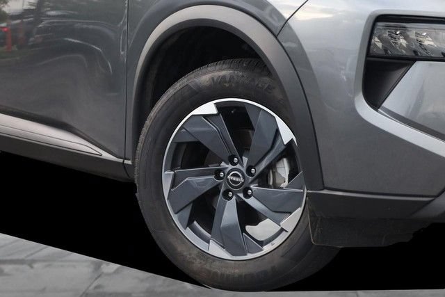 Certified 2025 Nissan Rogue SV FWD image 3