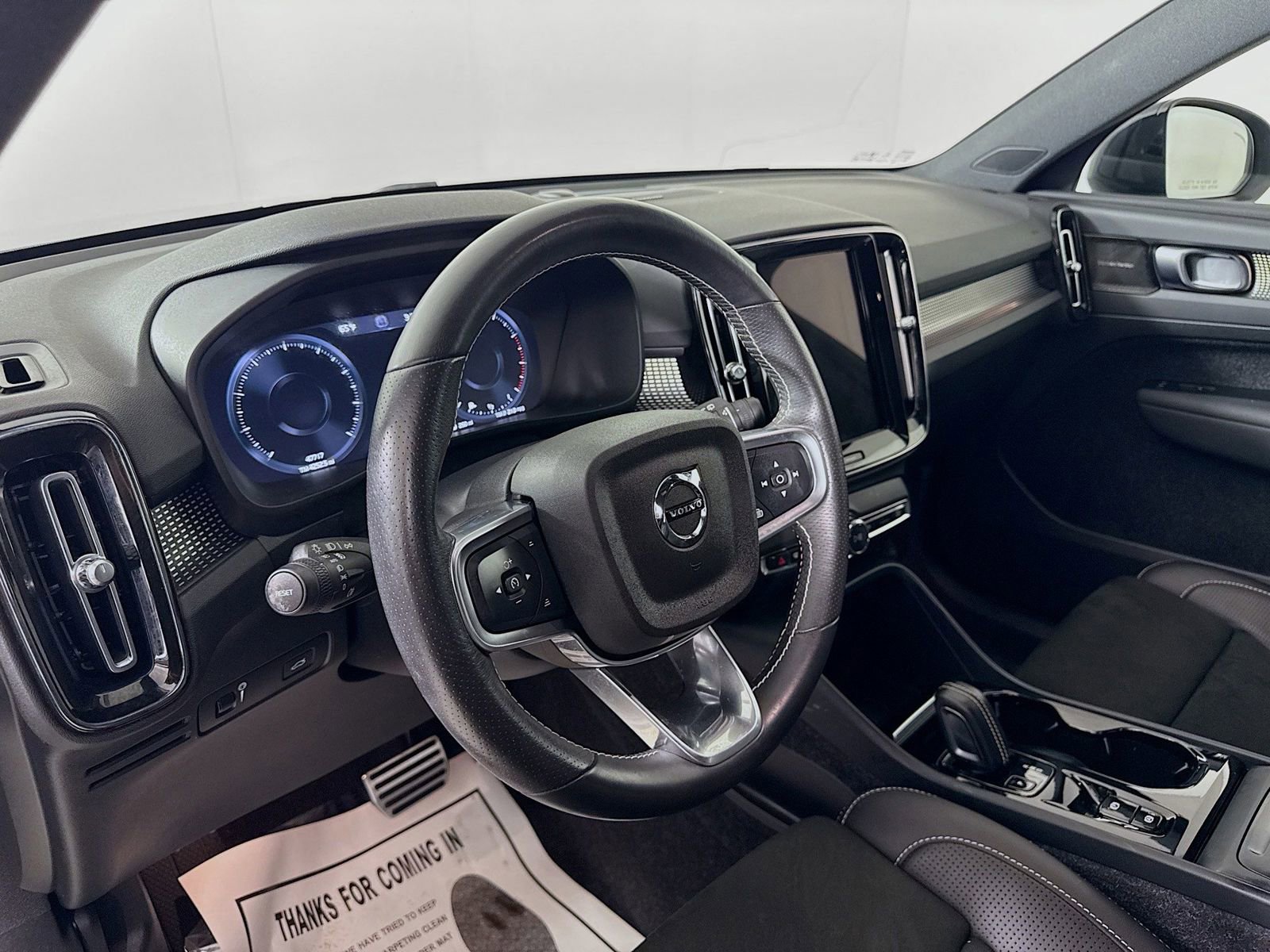 Used 2021 Volvo XC40 T5 R-Design image 4