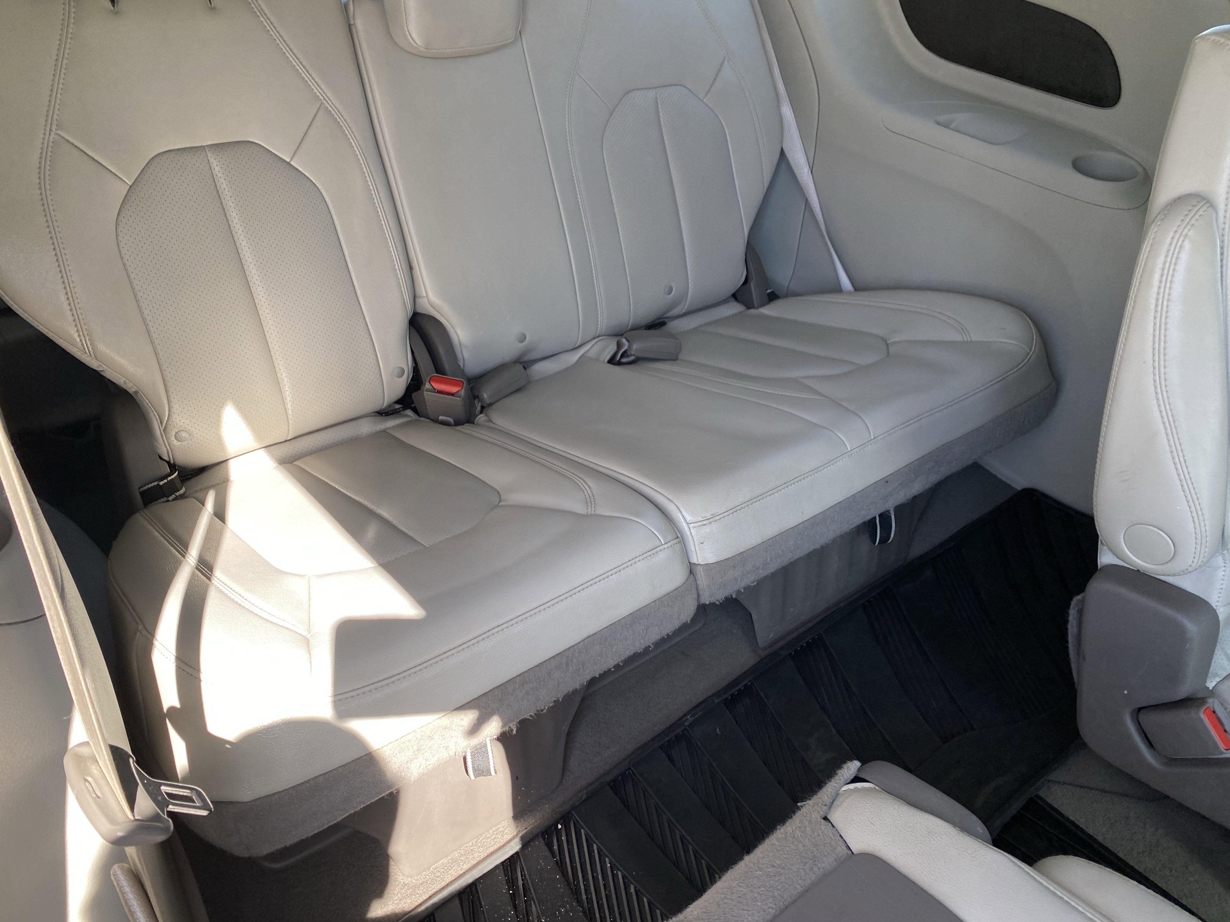 Used 2021 Chrysler Pacifica Touring-L w/ Uconnect Theater Family Group image 10