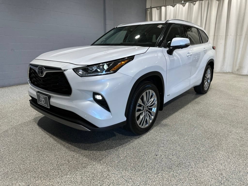 Certified 2026 Toyota Highlander Platinum AWD/4WD image 4