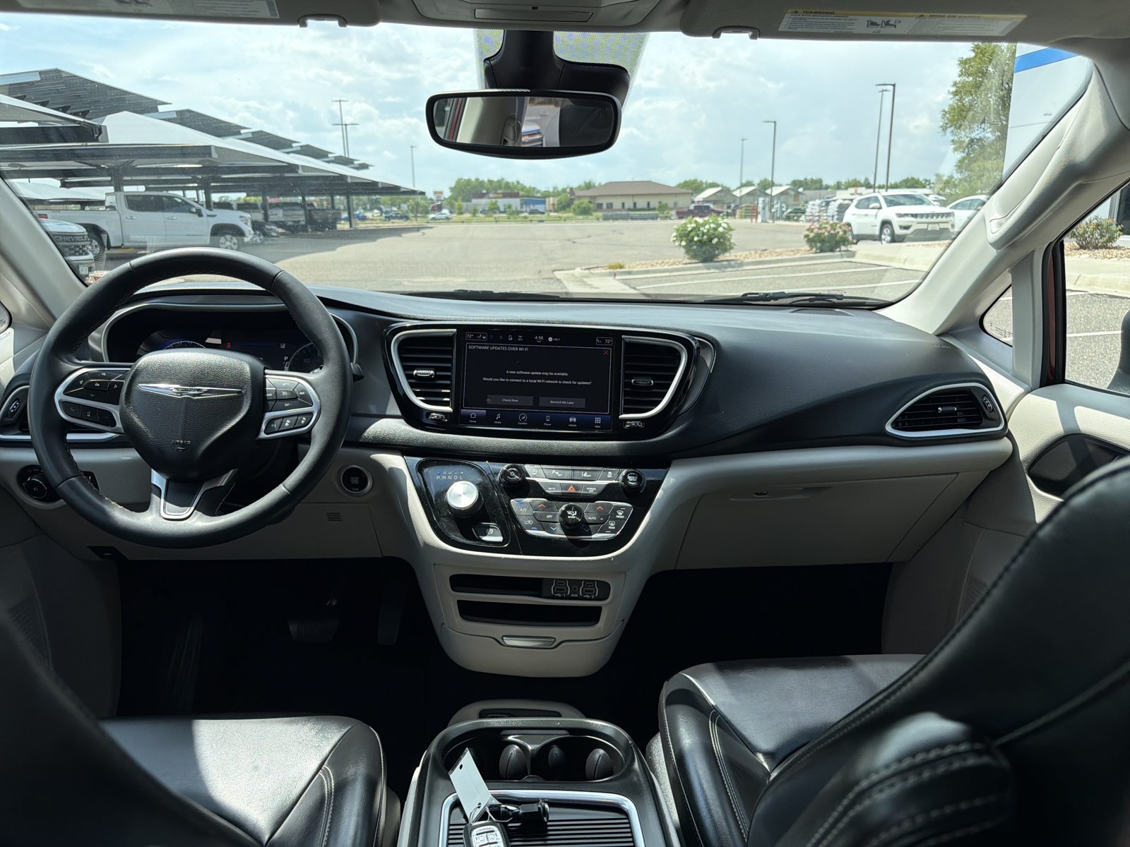 Used 2023 Chrysler Pacifica Touring-L FWD image 13