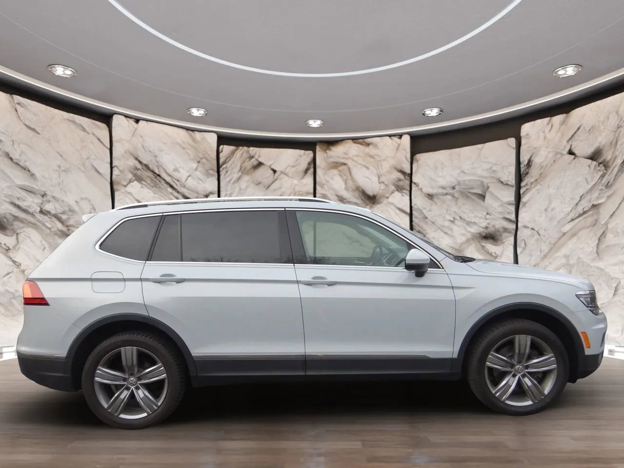 Used 2019 Volkswagen Tiguan SEL Premium AWD/4WD image 5