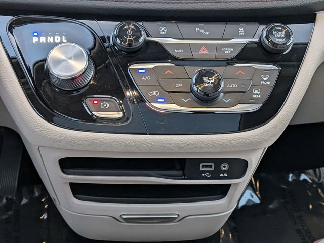Used 2020 Chrysler Pacifica Limited image 29