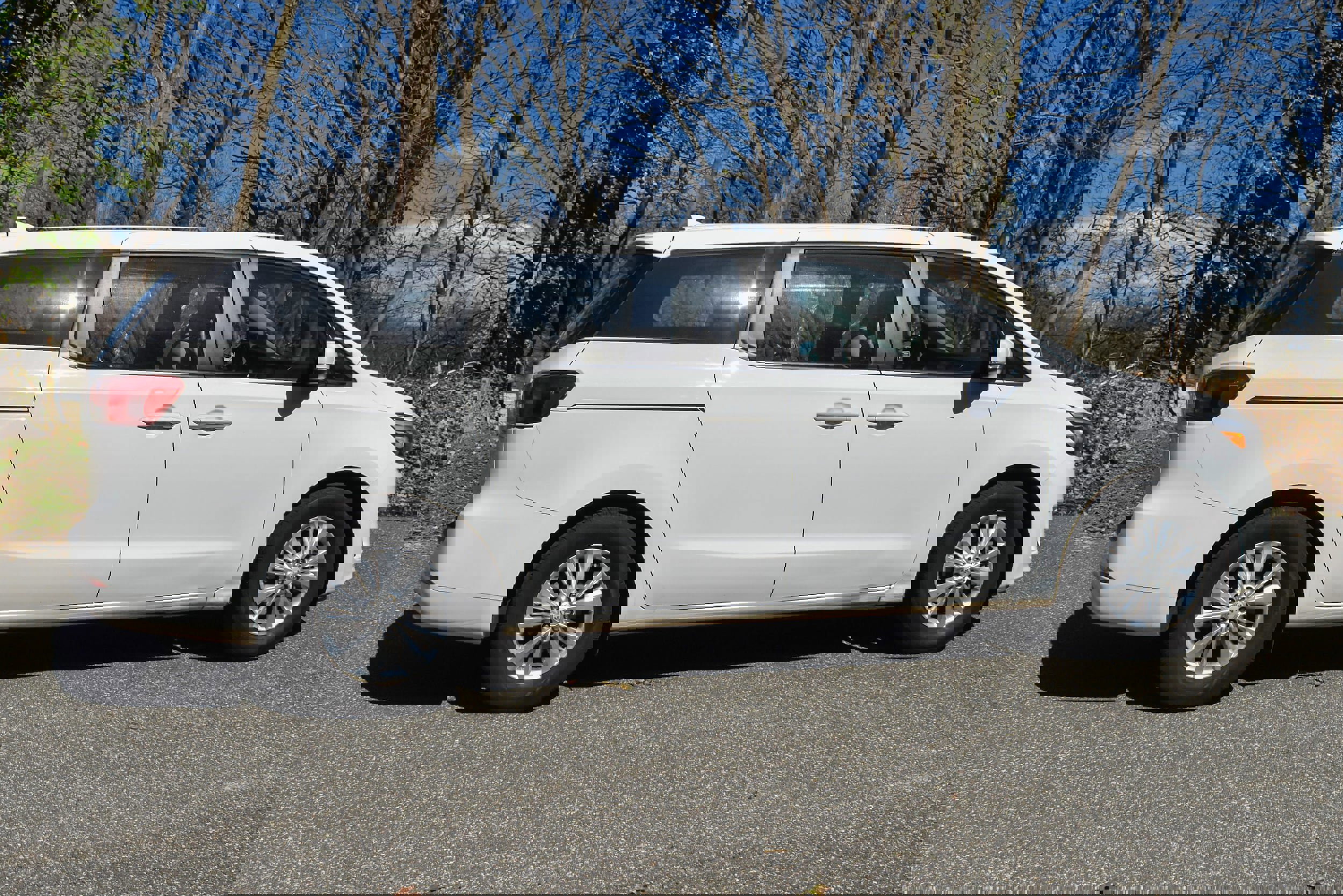 Used 2018 Kia Sedona L image 9