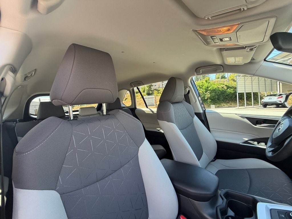Used 2021 Toyota RAV4 XLE AWD/4WD image 27