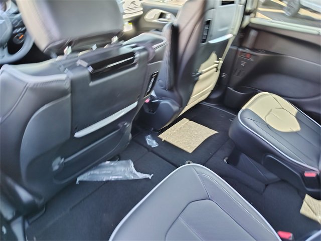 New 2026 Chrysler Pacifica Limited w/ Uconnect Theater Family Group image 5