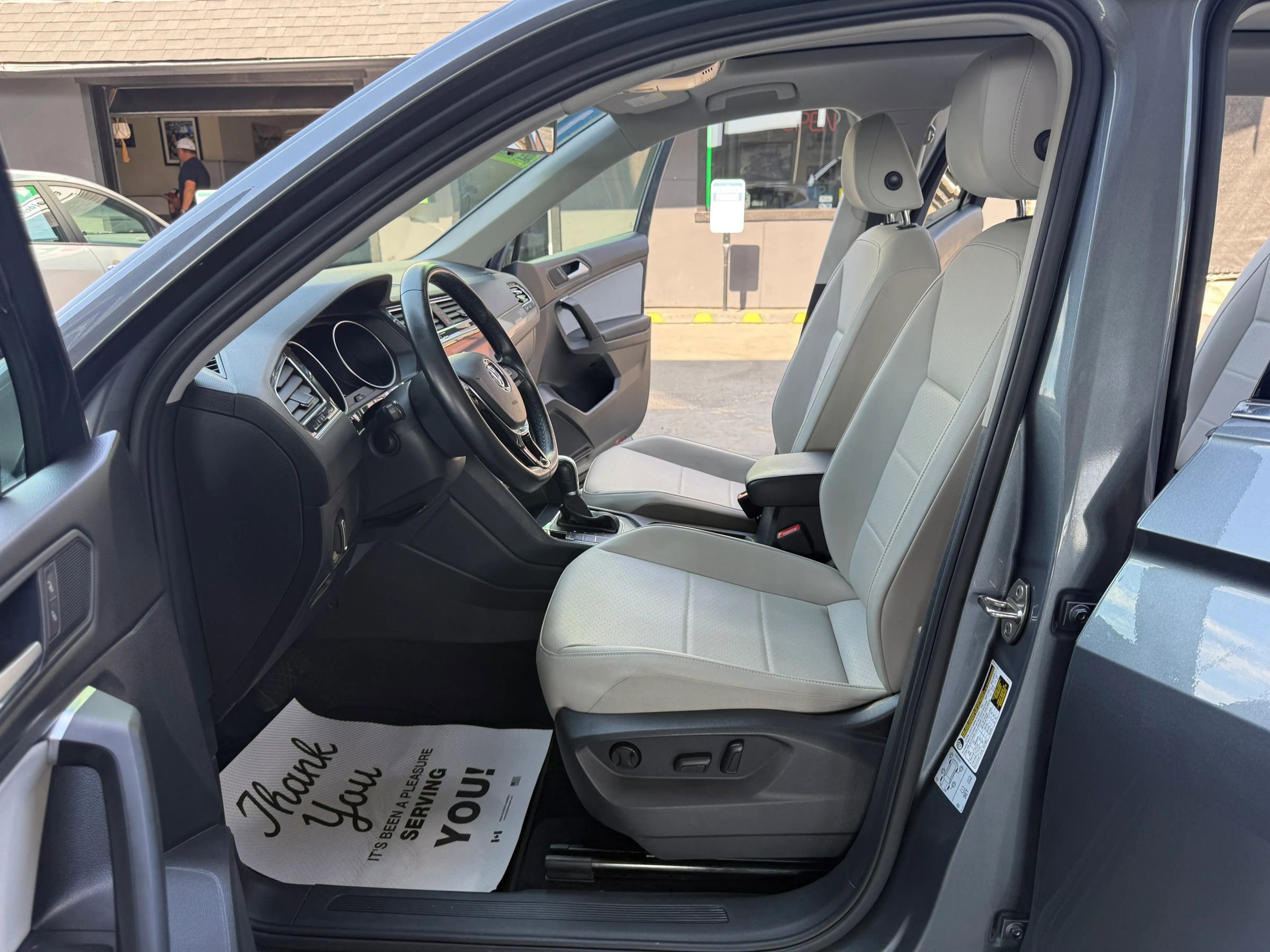 Used 2019 Volkswagen Tiguan SE w/ Panoramic Sunroof Package image 9