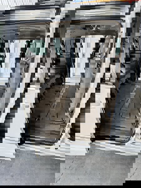 Used 2013 Chrysler Town & Country Touring image 9