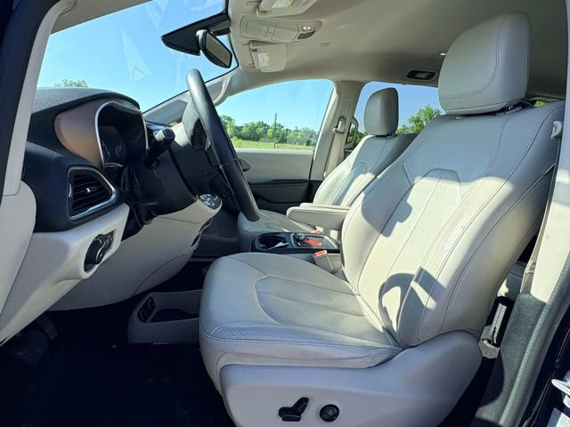 Used 2017 Chrysler Pacifica Touring-L Plus FWD image 9