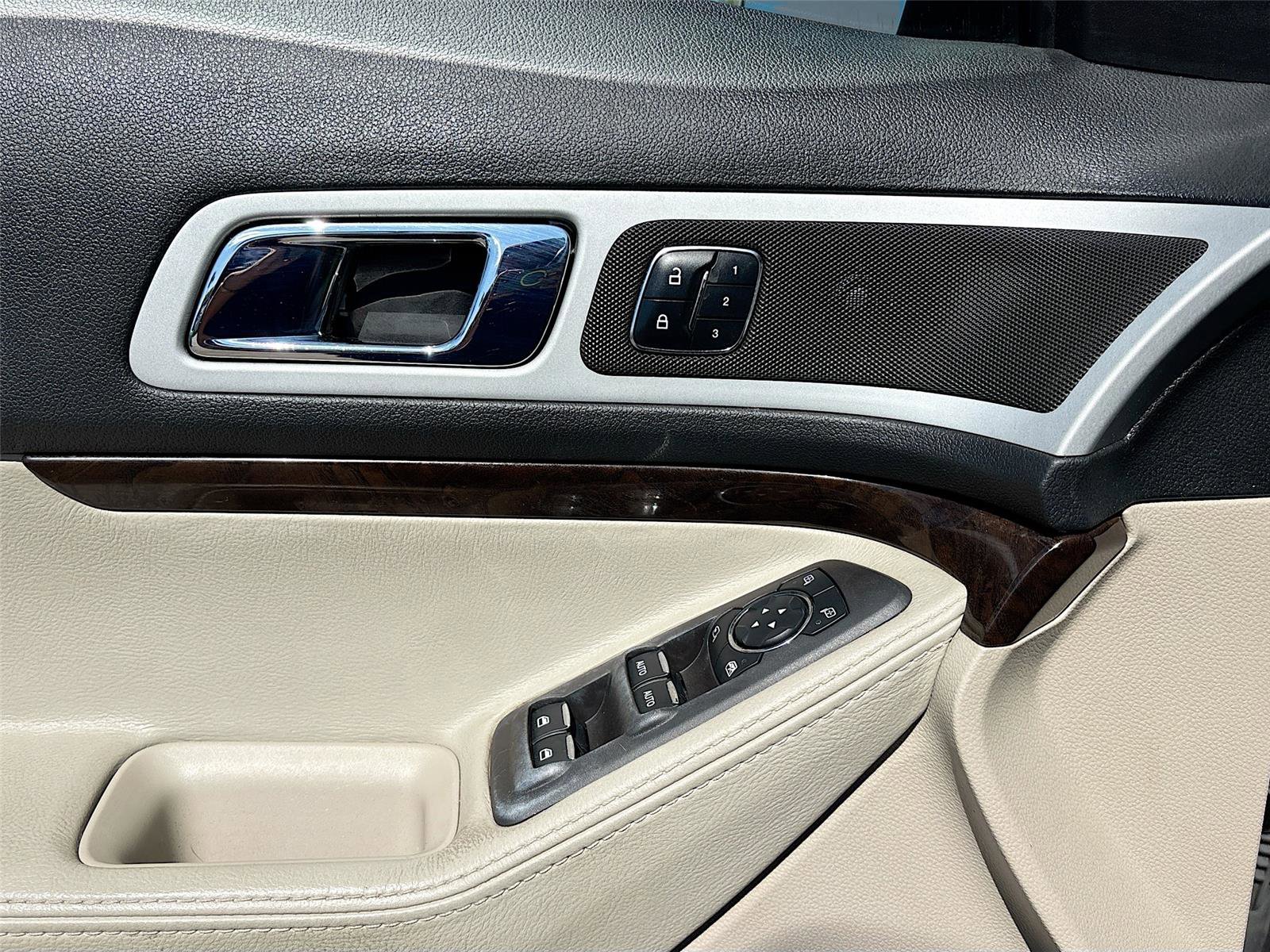 Used 2015 Ford Explorer Limited w/ Equipment Group 302A FWD image 17