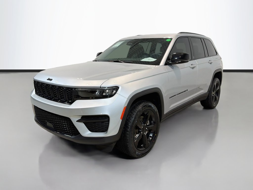 Used 2023 Jeep Grand Cherokee Altitude AWD/4WD image 5