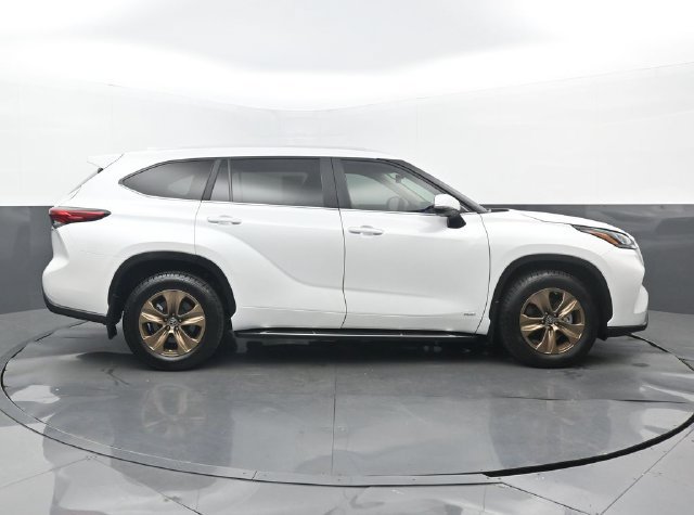 Used 2023 Toyota Highlander Bronze Edition AWD/4WD image 2