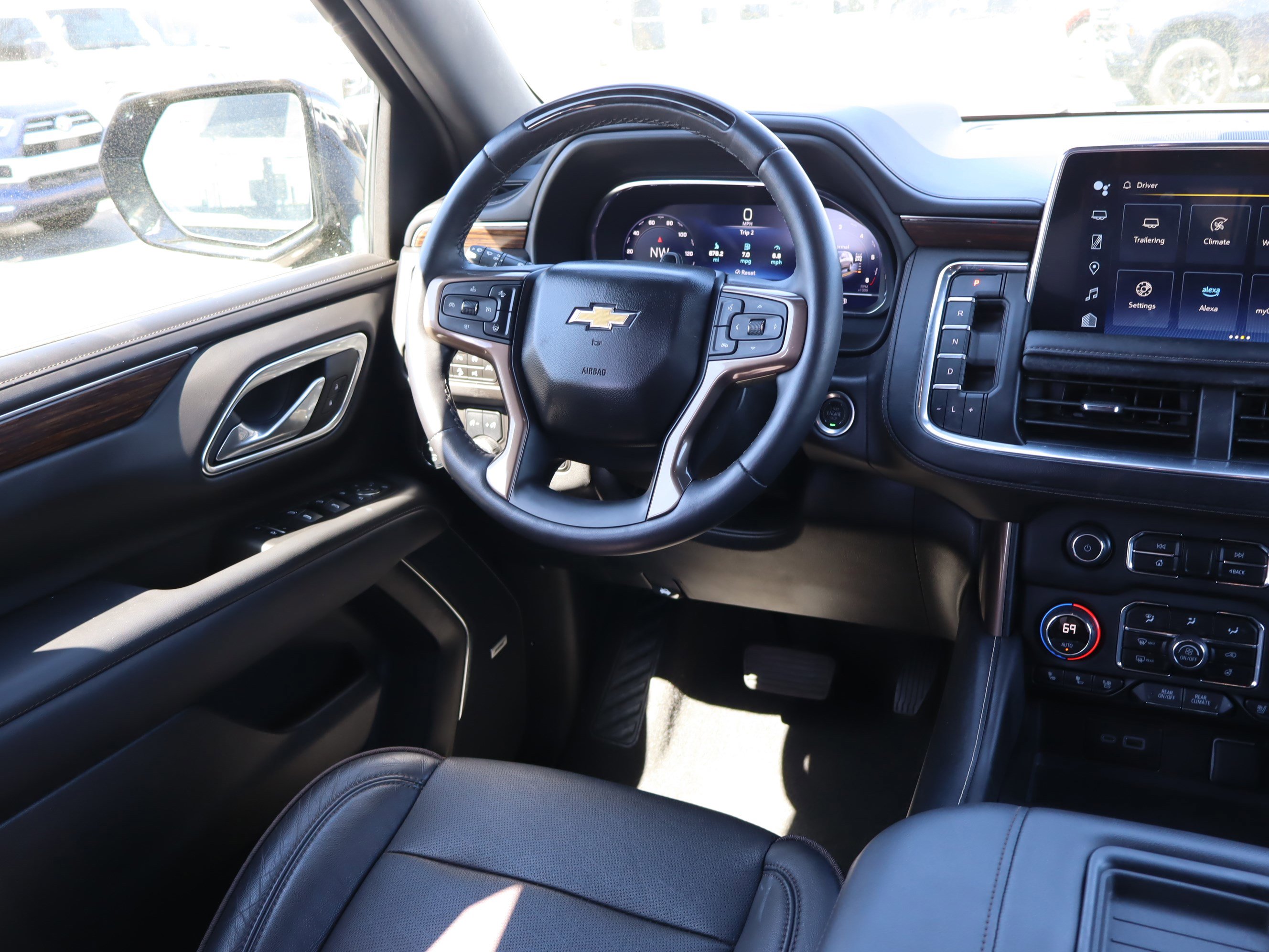 Used 2024 Chevrolet Suburban High Country w/ Advanced Technology Package AWD/4WD image 15