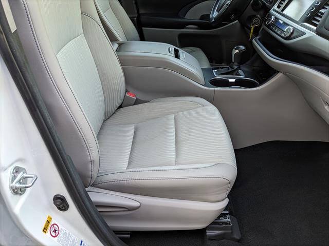 Used 2017 Toyota Highlander Plus w/ Protection Package #3 AWD/4WD image 24