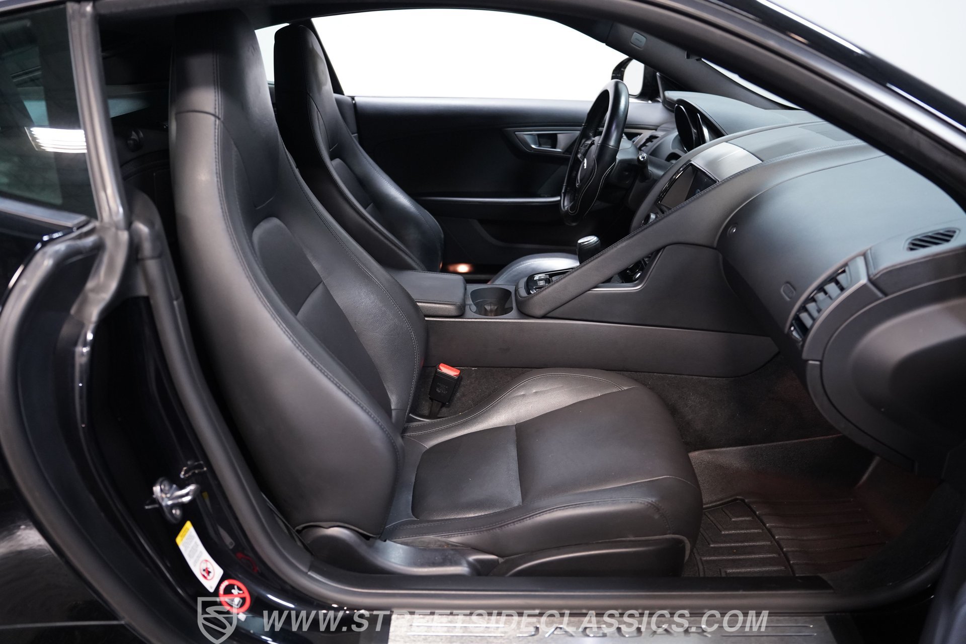 Used 2016 Jaguar F-TYPE Coupe RWD image 38