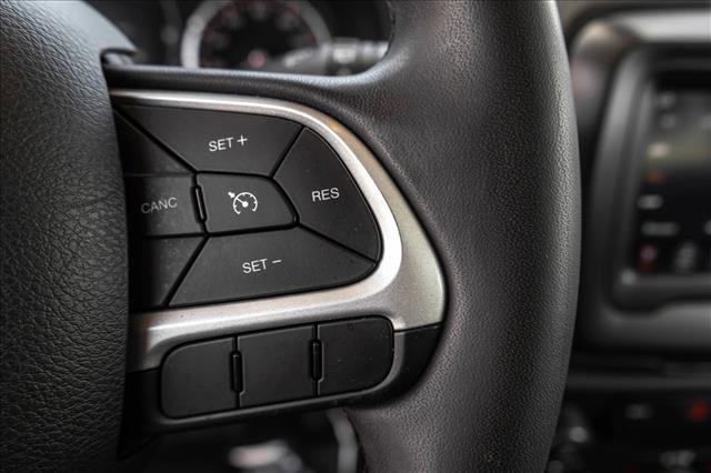 Used 2019 Jeep Renegade Latitude AWD/4WD image 16