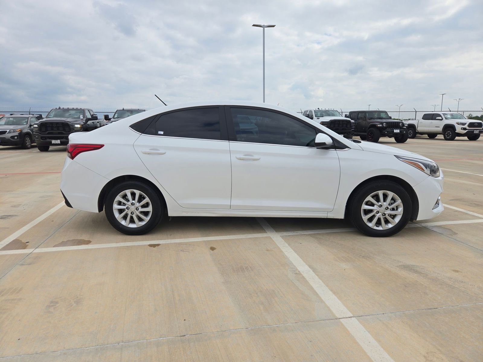 Used 2022 Hyundai Accent SEL FWD image 3
