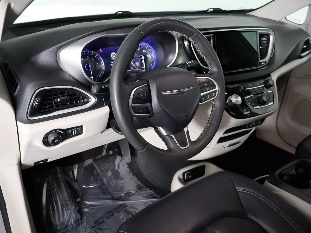 Used 2024 Chrysler Pacifica Touring-L FWD image 27
