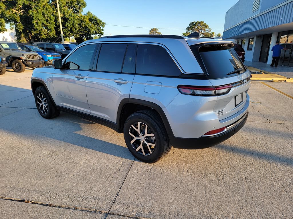 Used 2025 Jeep Grand Cherokee Limited w/ Luxury Tech Group II RWD image 3