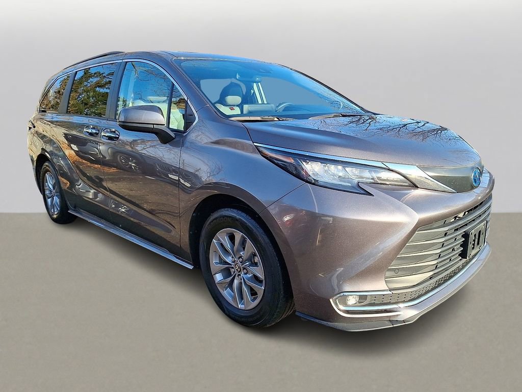 Used 2022 Toyota Sienna XLE image 3