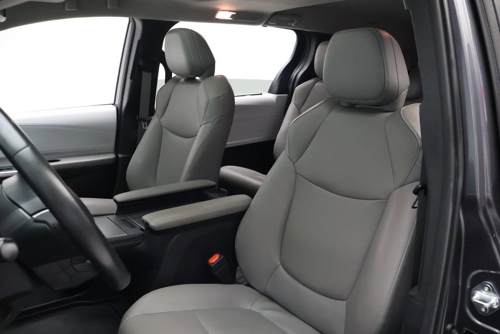 Certified 2025 Toyota Sienna XLE FWD image 12