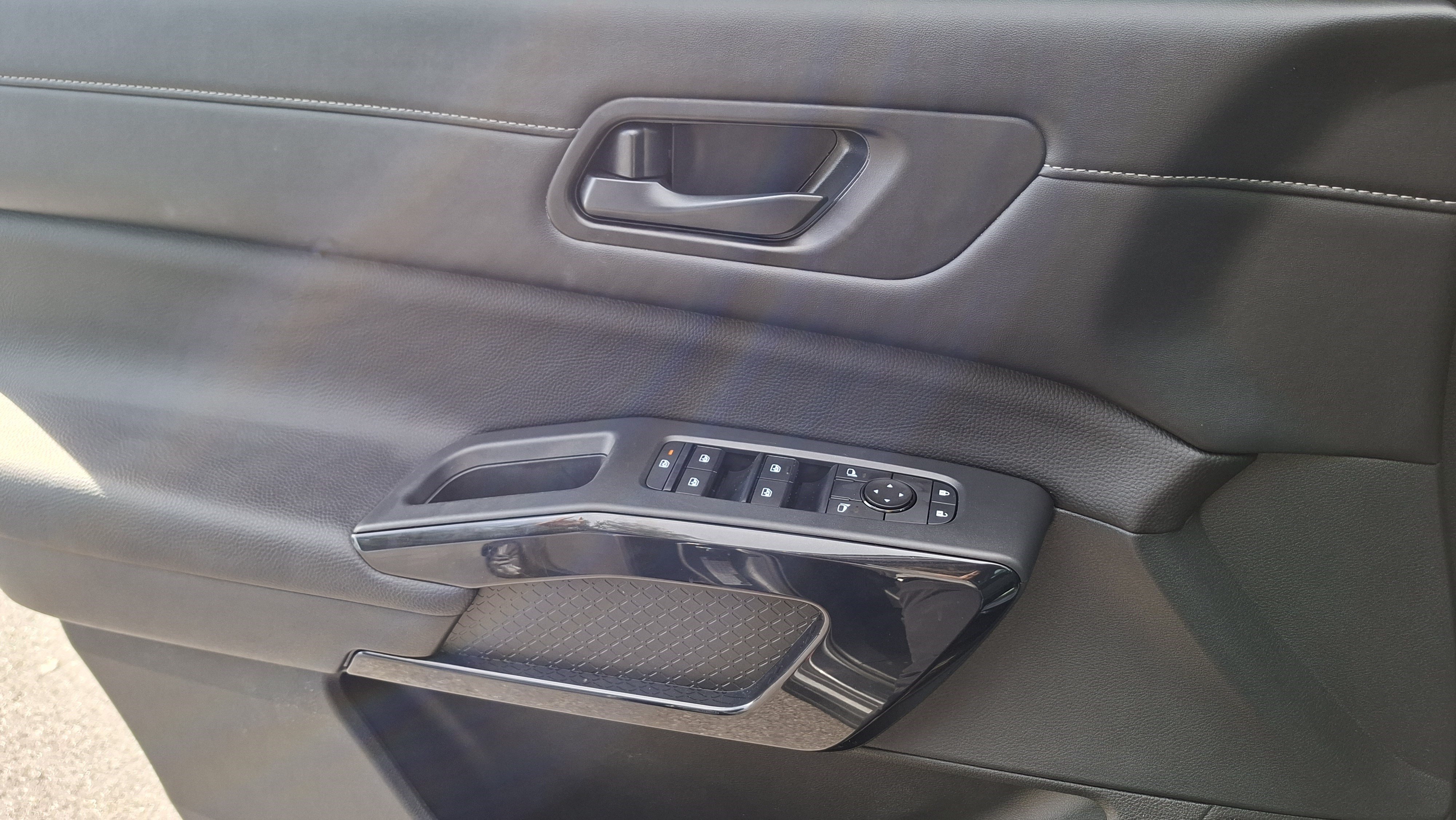 Certified 2025 Nissan Pathfinder S FWD image 17