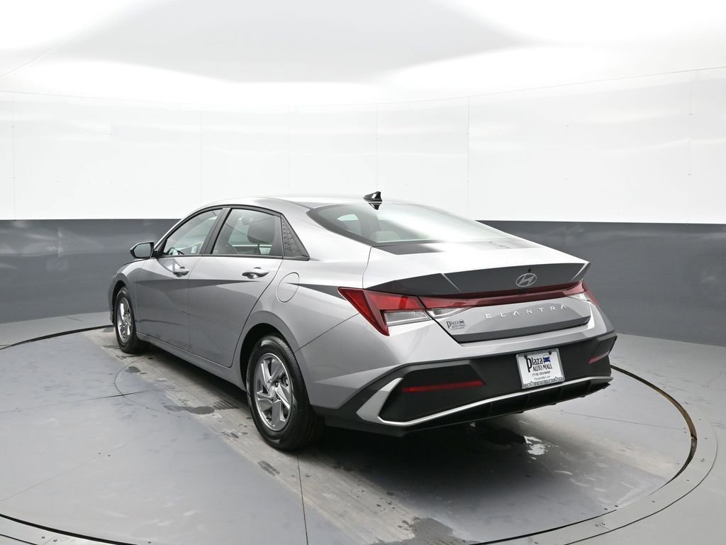 Certified 2025 Hyundai Elantra SE image 8
