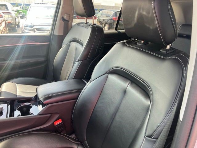 Used 2023 Jeep Grand Cherokee Limited w/ Black Appearance Package AWD/4WD image 12